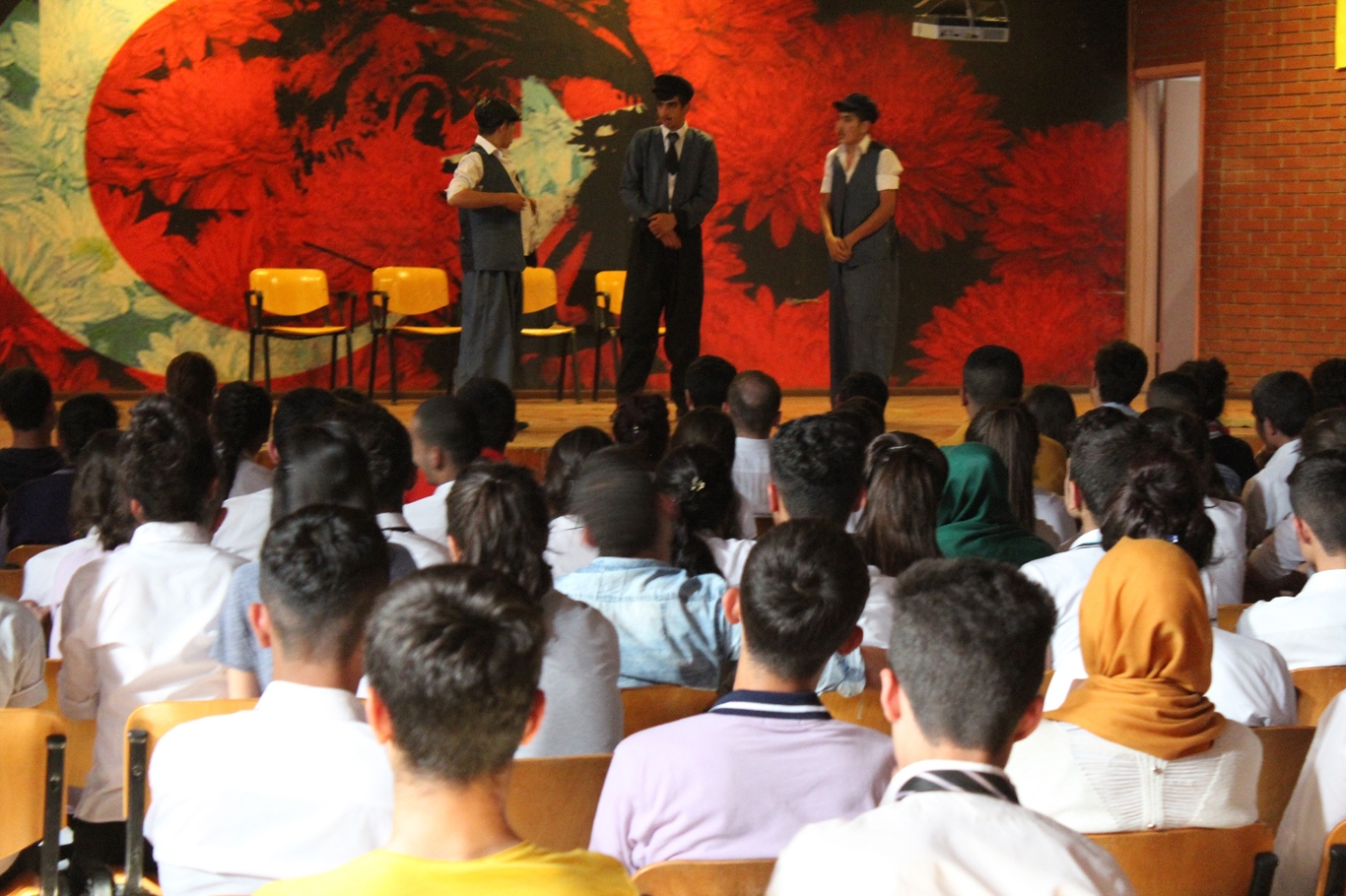 Öğrenciler sahneledikleri oyunlarla yarıştı Öğrenciler sahneledikleri oyunlarla yarıştı